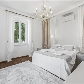 4-5 bedroom villa with Split City and Sea Views sleeps 8-10